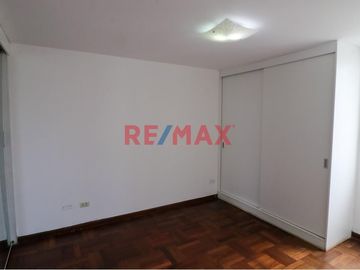 ¡Alquila Tu Chalet Recién Remodelado Cerca De La Universidad De Lima!
