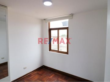 ¡Alquila Tu Chalet Recién Remodelado Cerca De La Universidad De Lima!