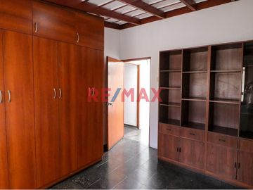¡Alquila Tu Chalet Recién Remodelado Cerca De La Universidad De Lima!