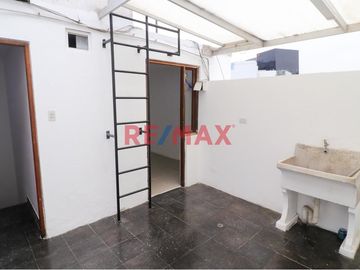 ¡Alquila Tu Chalet Recién Remodelado Cerca De La Universidad De Lima!