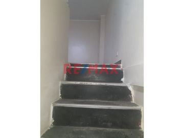 Imperdible! Casa De 3 Pisos En Urb, Los Jardines -Sjl