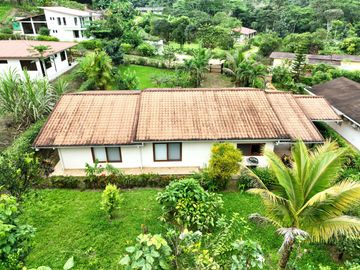 Casa en venta en Pedro Vicente Maldonado, de 3 habitaciones, Quito, Ecuador