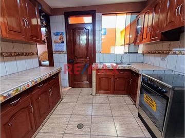 Se Vende Casa De 3 Pisos En Urb. El Mercurio En Pte Piedra