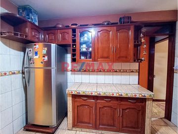 Se Vende Casa De 3 Pisos En Urb. El Mercurio En Pte Piedra