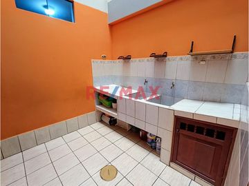 Se Vende Casa De 3 Pisos En Urb. El Mercurio En Pte Piedra