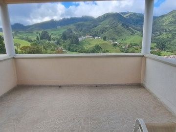VENTA DE CASA INDEPENDIENTE DE 320 m2 EN LA FLORIDA, VILLAMARÍA, CALDAS.