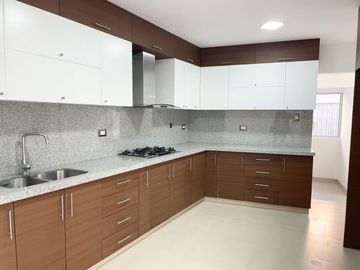 BONITA CASA EN VENTA URB. CAMPO REAL, CAJAMARCA