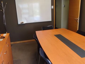 Oficina Remodelada en Venta – Providencia, a Pasos del Metro Los Leones