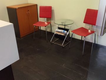 Oficina Remodelada en Venta – Providencia, a Pasos del Metro Los Leones