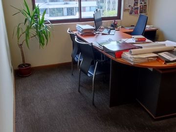 Oficina Remodelada en Venta – Providencia, a Pasos del Metro Los Leones