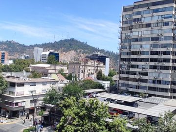 Oficina Remodelada en Venta – Providencia, a Pasos del Metro Los Leones