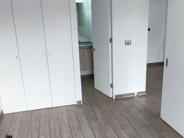 Departamento 1D/1B en Venta Semi Nuevo, Vista Despejada, a Pasos del Metro Hospitales
