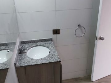 Departamento 1D/1B en Venta Semi Nuevo, Vista Despejada, a Pasos del Metro Hospitales