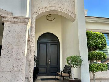 SE RENTA CASA EN LOS LAGOS