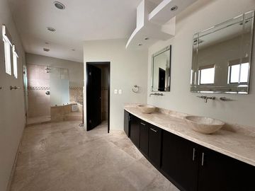 SE RENTA CASA EN LOS LAGOS
