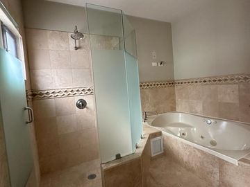 SE RENTA CASA EN LOS LAGOS