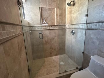 SE RENTA CASA EN LOS LAGOS