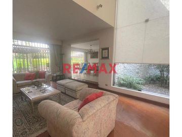 Se Vende Casa Amplia Y Linda En La Molina.