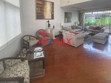 Se Vende Casa Amplia Y Linda En La Molina.