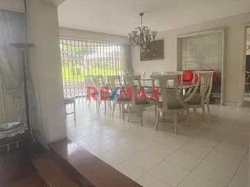 Se Vende Casa Amplia Y Linda En La Molina.