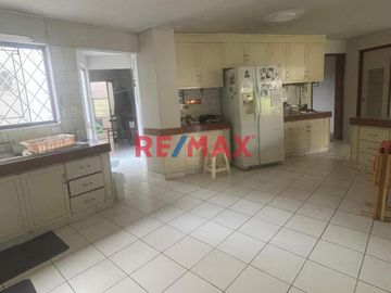 Se Vende Casa Amplia Y Linda En La Molina.
