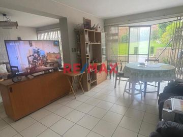 Se Vende Casa Amplia Y Linda En La Molina.