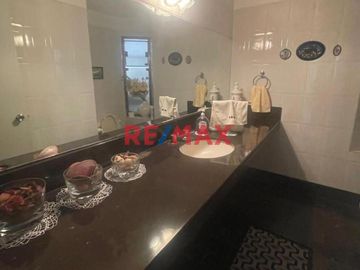 Se Vende Casa Amplia Y Linda En La Molina.