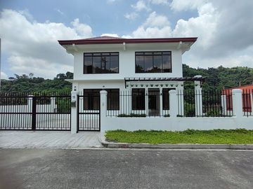 FAIRWAY VIEW HOUSE AND LOT IN ANTIPOLO