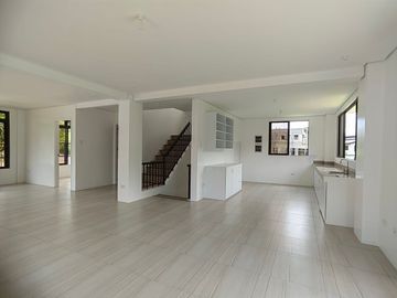 FAIRWAY VIEW HOUSE AND LOT IN ANTIPOLO