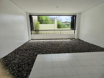 FAIRWAY VIEW HOUSE AND LOT IN ANTIPOLO
