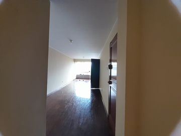 VENDO DEPARTAMENTO SEGUNDO PISO  101 MTS2 DOS DORMITORIOS Y COCHERA