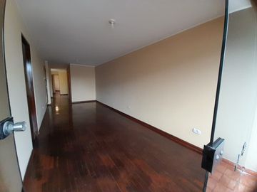 VENDO DEPARTAMENTO SEGUNDO PISO  101 MTS2 DOS DORMITORIOS Y COCHERA