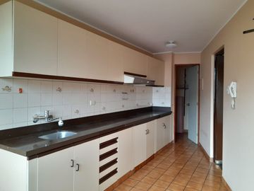 VENDO DEPARTAMENTO SEGUNDO PISO  101 MTS2 DOS DORMITORIOS Y COCHERA