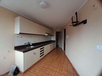 VENDO DEPARTAMENTO SEGUNDO PISO  101 MTS2 DOS DORMITORIOS Y COCHERA