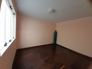 VENDO DEPARTAMENTO SEGUNDO PISO  101 MTS2 DOS DORMITORIOS Y COCHERA