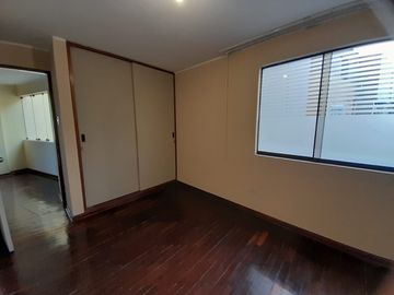 VENDO DEPARTAMENTO SEGUNDO PISO  101 MTS2 DOS DORMITORIOS Y COCHERA
