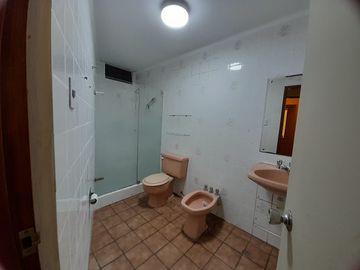 VENDO DEPARTAMENTO SEGUNDO PISO  101 MTS2 DOS DORMITORIOS Y COCHERA