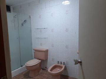 VENDO DEPARTAMENTO SEGUNDO PISO  101 MTS2 DOS DORMITORIOS Y COCHERA