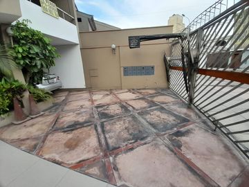 VENDO DEPARTAMENTO SEGUNDO PISO  101 MTS2 DOS DORMITORIOS Y COCHERA