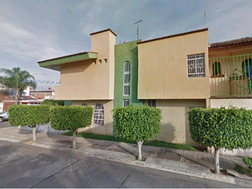 PRECIOSA Y AMPLIA CASA A SÓLO 10 MINUTOS DE LA CIUDAD, CON TODOS LOS SERVICIOS NECESARIOS CERCANOS.