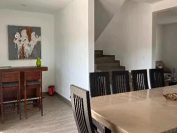 PRECIOSA Y AMPLIA CASA A SÓLO 10 MINUTOS DE LA CIUDAD, CON TODOS LOS SERVICIOS NECESARIOS CERCANOS.