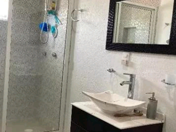 PRECIOSA Y AMPLIA CASA A SÓLO 10 MINUTOS DE LA CIUDAD, CON TODOS LOS SERVICIOS NECESARIOS CERCANOS.
