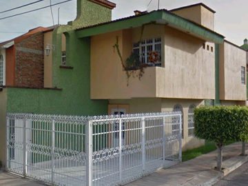PRECIOSA Y AMPLIA CASA A SÓLO 10 MINUTOS DE LA CIUDAD, CON TODOS LOS SERVICIOS NECESARIOS CERCANOS.