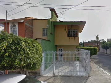 PRECIOSA Y AMPLIA CASA A SÓLO 10 MINUTOS DE LA CIUDAD, CON TODOS LOS SERVICIOS NECESARIOS CERCANOS.