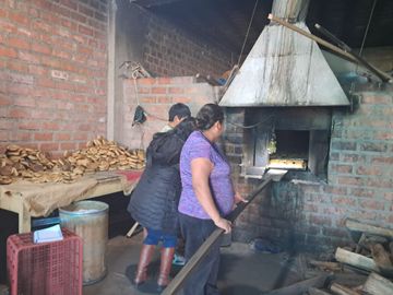 ANTICRETICO DE CASA CON NEGOCIO DE  PANADERÍA EQUIPADA