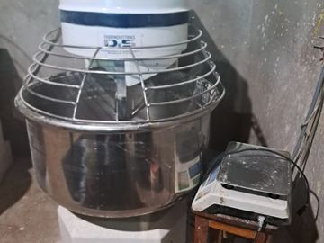 ANTICRETICO DE CASA CON NEGOCIO DE  PANADERÍA EQUIPADA