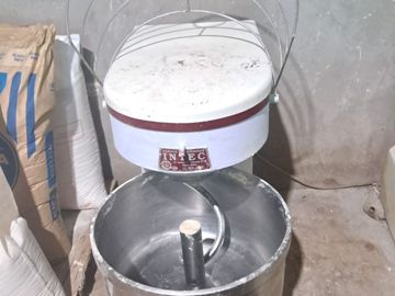 ANTICRETICO DE CASA CON NEGOCIO DE  PANADERÍA EQUIPADA