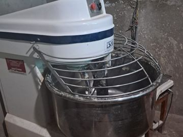 ANTICRETICO DE CASA CON NEGOCIO DE  PANADERÍA EQUIPADA