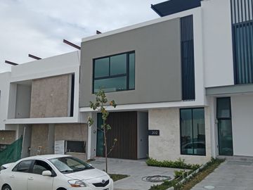 CASA EN VENTA EN VALLE IMPERIAL COTO 21