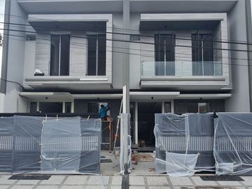 Rumah Baru Lokasi Premium di Dharma Husada Indah Surabaya